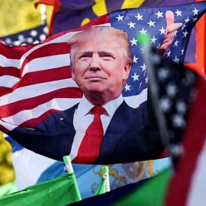 Trump prometeu abandonar o roteiro de mudança de regime; agora o segue.