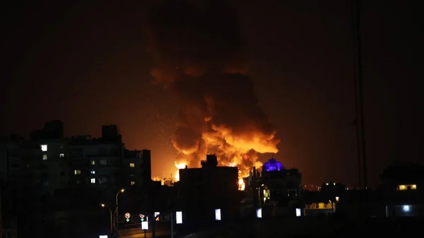 Ofensiva aérea de Israel atinge três cidades do Irã