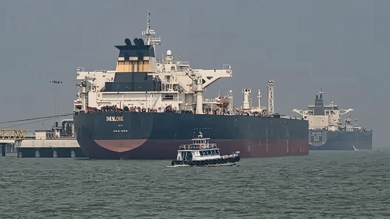 Petroleiro Shenlong Suezmax, de bandeira liberiana, atracou com sucesso no Porto de Mumbai após navegar pelo Estreito de Ormuz