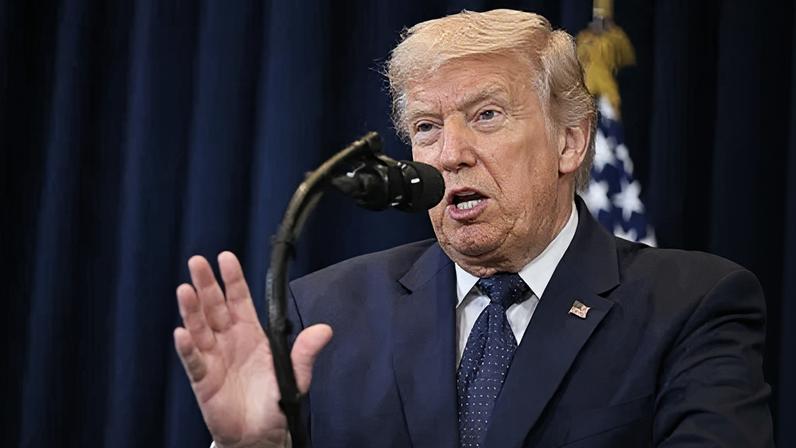 O presidente dos EUA, Donald Trump, durante coletiva de imprensa na Flórida nesta segunda-feira (9)