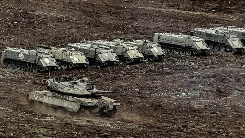 Veículos militares e tanques israelenses posicionados perto da fronteira com o Líbano em 14 de março