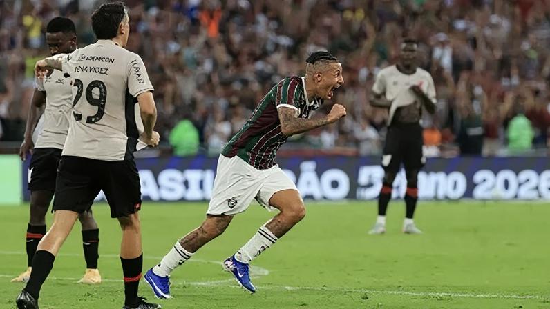 Guilherme Arana, do Fluminense, celebra gol contra o Athletico-PR