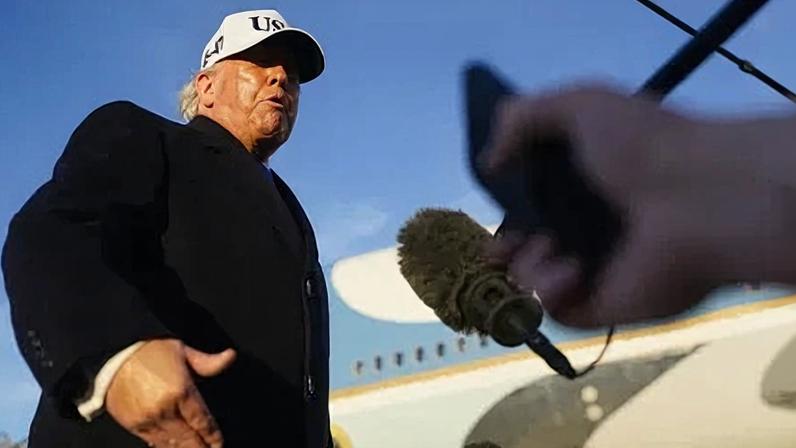 O presidente dos EUA, Donald Trump, fala com a imprensa antes de embarcar no Air Force One nesta sexta-feira (13)