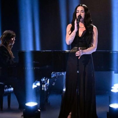 Demi Lovato exibe talento vocal com Ghost no programa Fallon