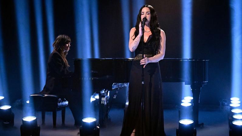 Demi Lovato exibe talento vocal com Ghost no programa Fallon