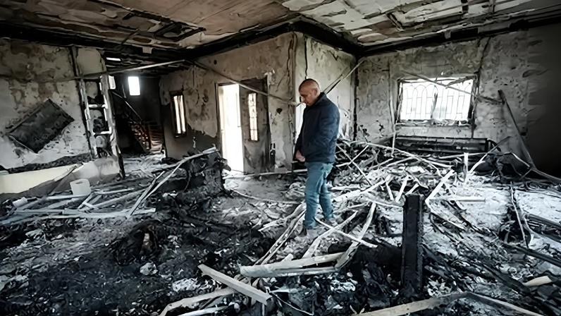Colonos israelenses lançam ataque à cidade de Deir al-Hatab, incendiando casas e veículos palestinos em Nablus, Cisjordânia