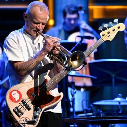 Flea faz cover de Thinkin Bout You de Frank Ocean no Fallon