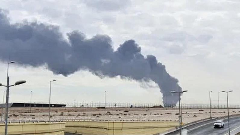 Fumaça sobe após um veículo aéreo não tripulado do Irã realizar um ataque a um depósito de combustível no Aeroporto Internacional do Kuwait, em 25 de março de 2026