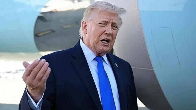Presidente dos Estados Unidos, Donald Trump, fala com jornalistas antes de embarcar no Air Force One