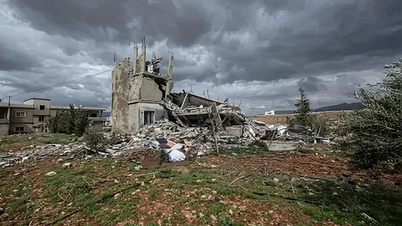 Cena de um ataque aéreo israelense contra uma casa civil que causou várias mortes na vila de Shaat, no Líbano, em 23 de março