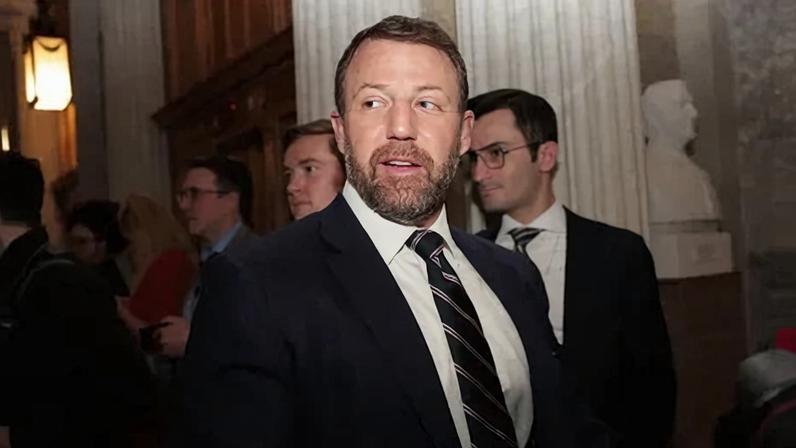 O senador republicano Markwayne Mullin no Capitólio nesta segunda-feira (23), em Washington