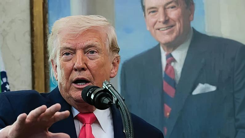 O presidente dos EUA, Donald Trump, no Salão Oval da Casa Branca, em 24 de março