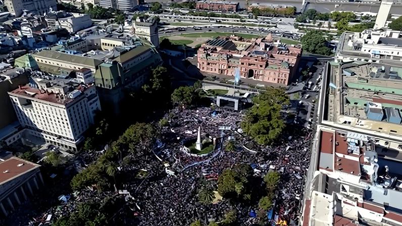 Manifestantes vão às ruas em Buenos Aires nos 50 anos do golpe militar, nesta terça-feira (24)