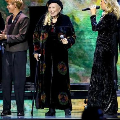 Joni Mitchell apresenta Big Yellow Taxi com McLachlan e Russell no Juno Awards
