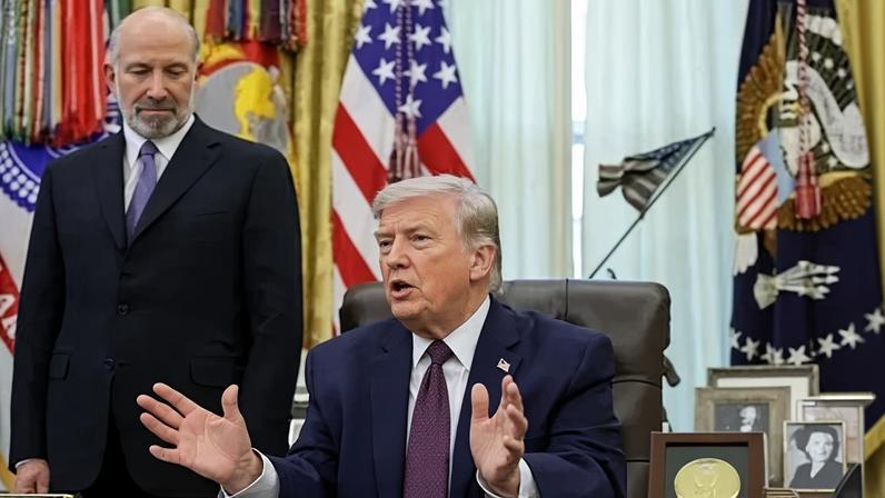 O presidente dos EUA, Donald Trump, no Salão Oval da Casa Branca, nesta terça-feira (31)