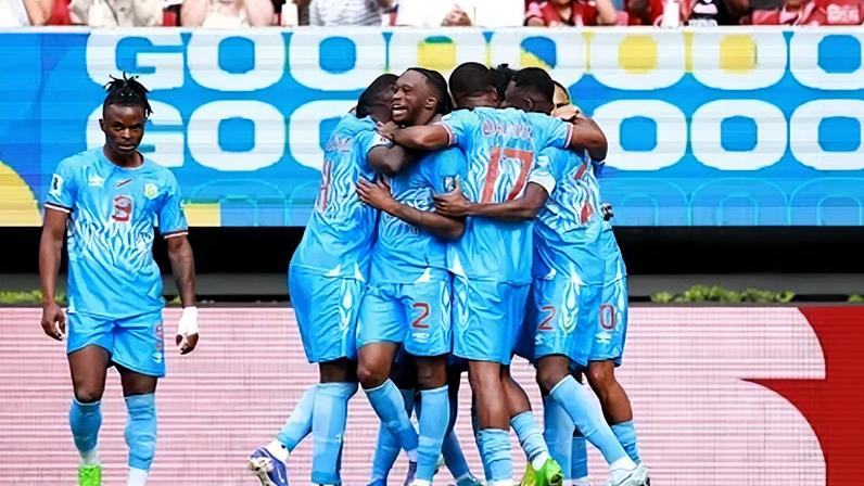 Jogadores da RD do Congo comemoram gol contra a Jamaica