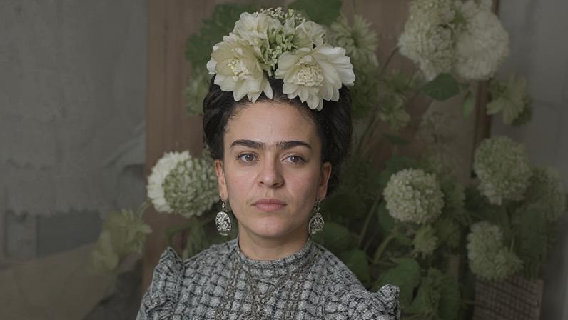 Frida Kahlo, pintora mexicana e esposa de Diego Rivera, é retratada nesta fotografia
