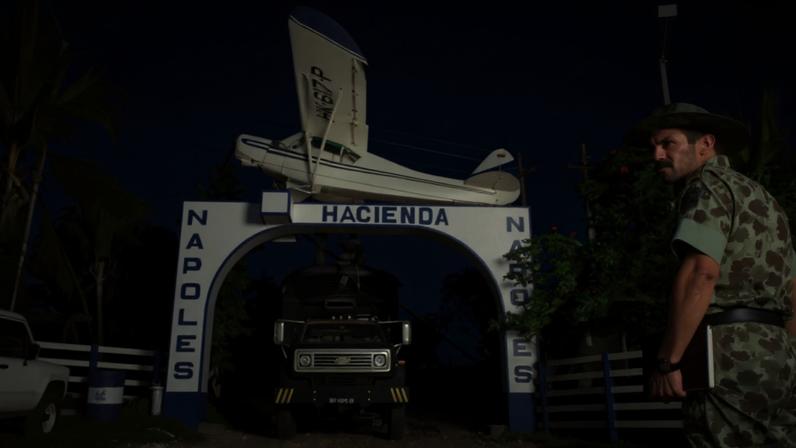 Soldados ocupam fazenda do criminoso Pablo Escobar, em 1989: na entrada, réplica de avião usado para levar drogas aos EUA (Eric VANDEVILLE/Gamma-Rapho/Getty Images)