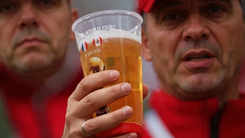 Torcedor com um copo de cerveja na mão durante partida da Copa do Mundo de 2018, disputada na Rússia