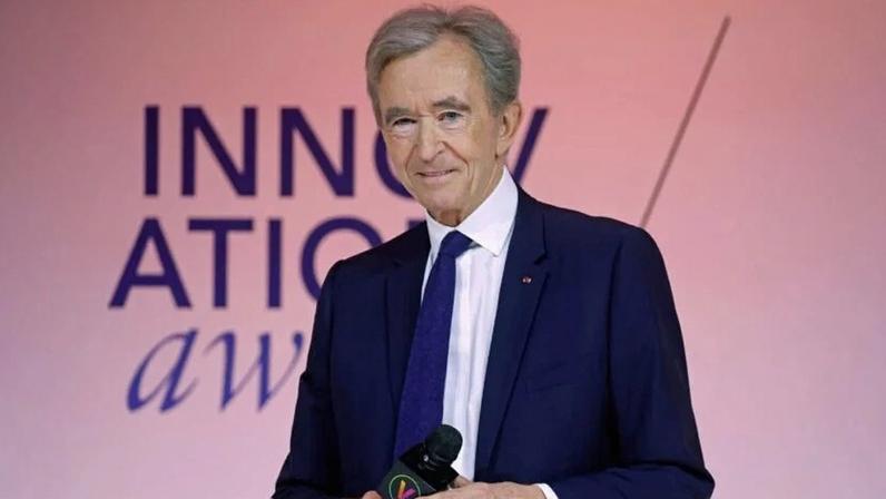 Bernard Arnault, CEO e chairman de 77 anos da LVMH, também vem conduzindo sua empresa de artigos de luxo mais para o universo esportivo com um contrato de patrocínio