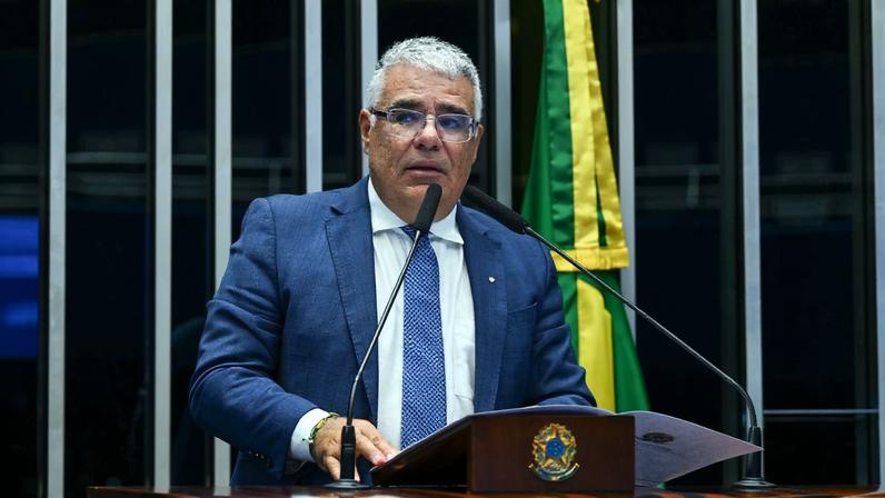 O senador Eduardo Girão (Novo-CE) voltou a cobrar presencialmente do presidente do Senado, Davi Alcolumbre (União-AP), a instalação da CPI do Banco Master (Foto: Jeferson Rudy/Agência Senado)