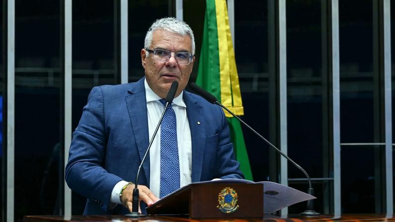 O senador Eduardo Girão (Novo-CE) voltou a cobrar presencialmente do presidente do Senado, Davi Alcolumbre (União-AP), a instalação da CPI do Banco Master (Foto: Jeferson Rudy/Agência Senado)