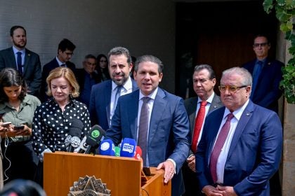 A ministra Gleisi Hoffmann, os ministros Guilherme Boulos e Luiz Marinho, o presidente da Câmara dos Deputados, Hugo Motta, e o deputado Augusto Coutinho na Residência Oficial da Presidência da Câmara. Foto: Douglas Gomes/Câmara dos Deputados
