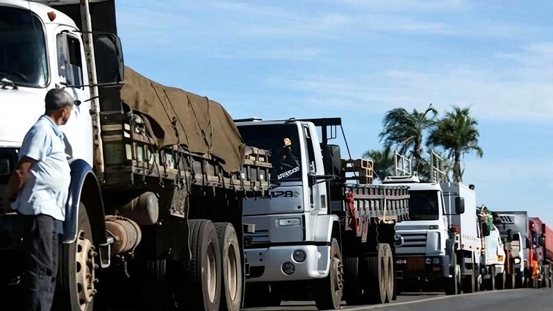 Caminhões parados em estrada | Reprodução