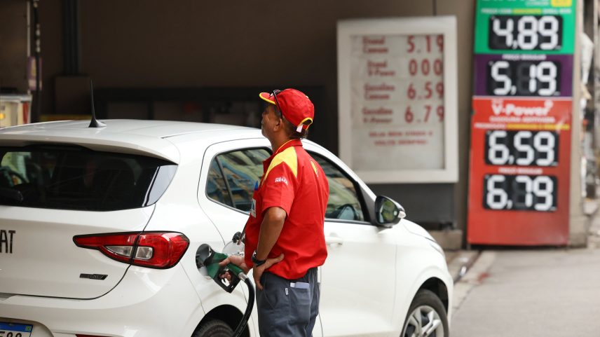 Aumento de preços de combustíveis foi influenciado, dentre outros fatores, pelos conflitos no Oriente Médio