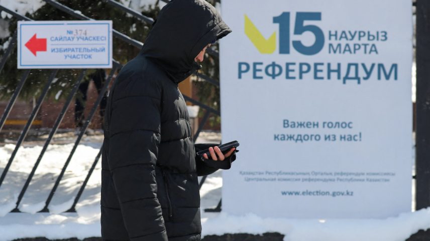 Cazaques votam em nova constituição em referendo neste domingo