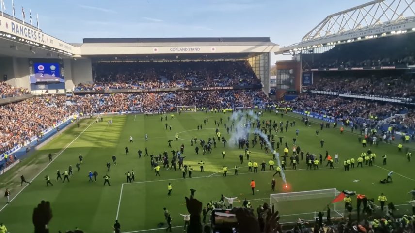 Clássico entre Rangers e Celtic termina em caos e vira caso de polícia na Escócia