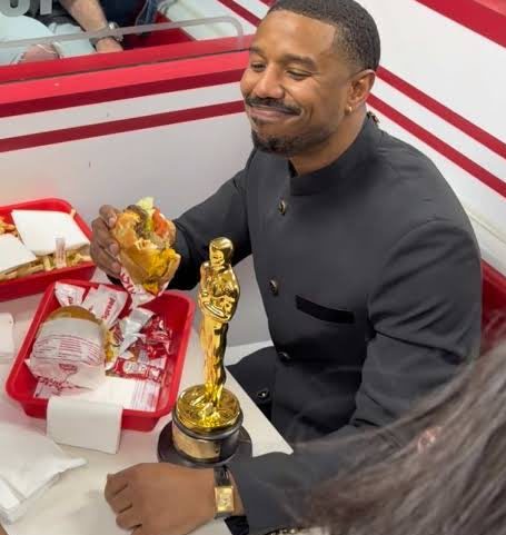 Michael B. Jordan comemora primeiro Oscar em lanchonete após vitória por “Pecadores”