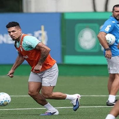 Palmeiras treina no CT com Paulinho como curinga