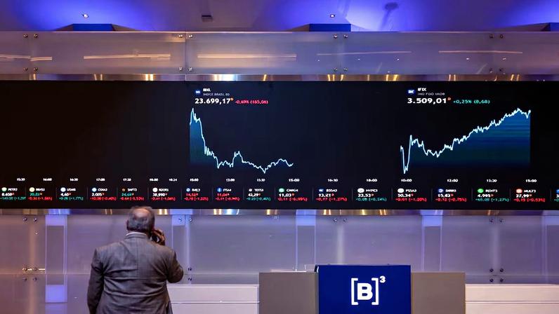 Ibovespa sobe 2% com queda do petróleo; dólar cai a R$5,26
