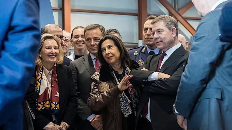 El Rey Felipe VI junto a la ministra de Defensa, Margarita Robles, y el presidente de Castilla-La Mancha, Emiliano García-Page, asiste a las jornadas de demostración tecnológica de la Base Aérea Conectada, Sostenible e Inteligente (BACSI), en la Base Aérea de Los Llanos (Albacete), este miércoles.