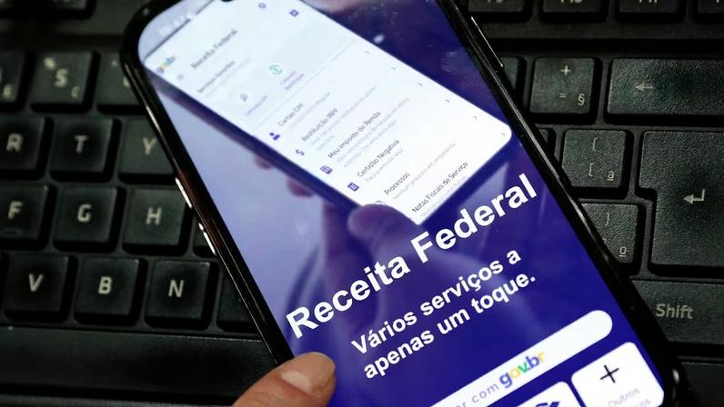 Atraso na declaração do IR resulta em multa e restrições financeiras