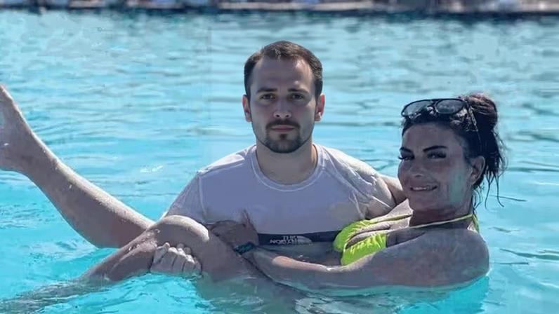 Mulher que recebia auxílio por ansiedade é flagrada surfando no México