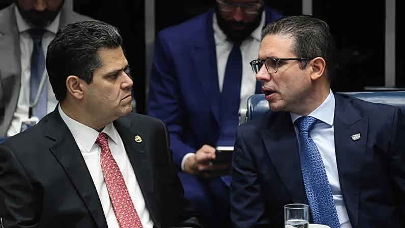 O presidente do Senado e do Congresso, Davi Alcolumbre (União-AP), e o presidente da Câmara dos Deputados, Hugo Motta (Republicanos-PB)