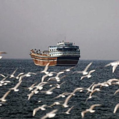 Irã avalia cobrar taxas de navios no Estreito de Hormuz, diz parlamentar