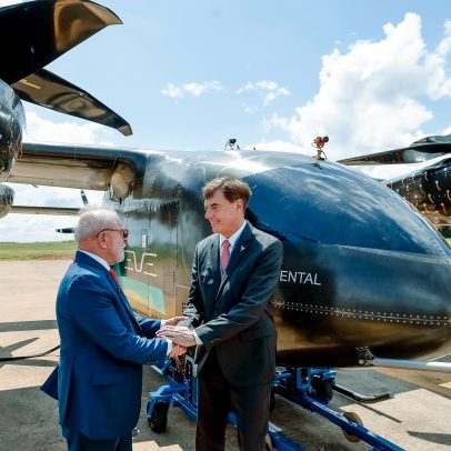 Lula acompanha voo de protótipo do carro voador na base da Embraer