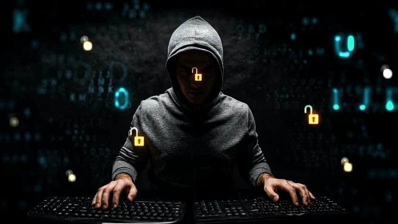 Hacker com tema escuro com capuz