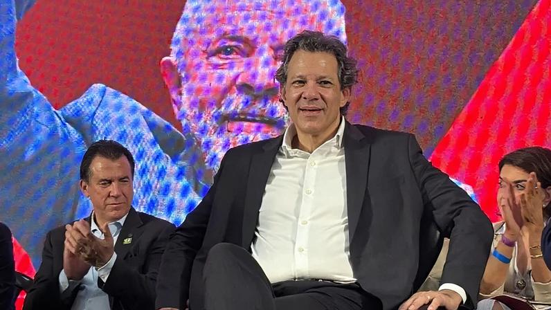 Haddad anunciando sua candidatura ao governo de São Paulo