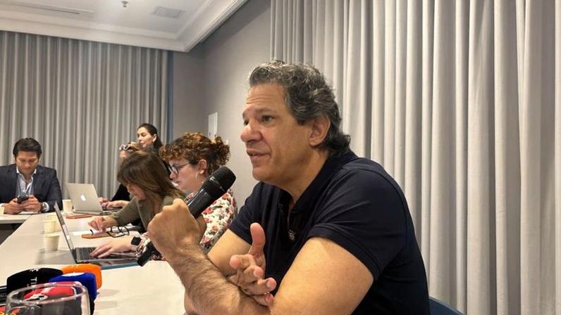 Fernando Haddad em entrevista a jornalistas 1 dia depois do anúncio de sua pré-candidatura ao governo do estado de São Paulo