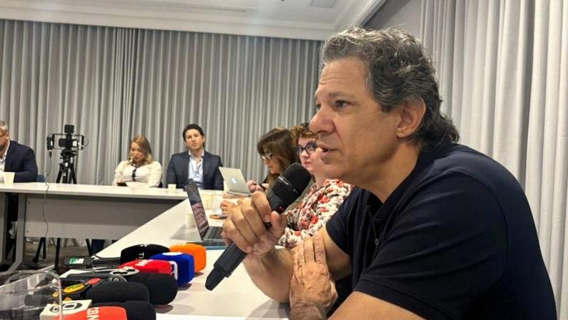Fernando Haddad em entrevista a jornalistas 1 dia depois do anúncio de sua pré-candidatura ao governo do estado de São Paulo