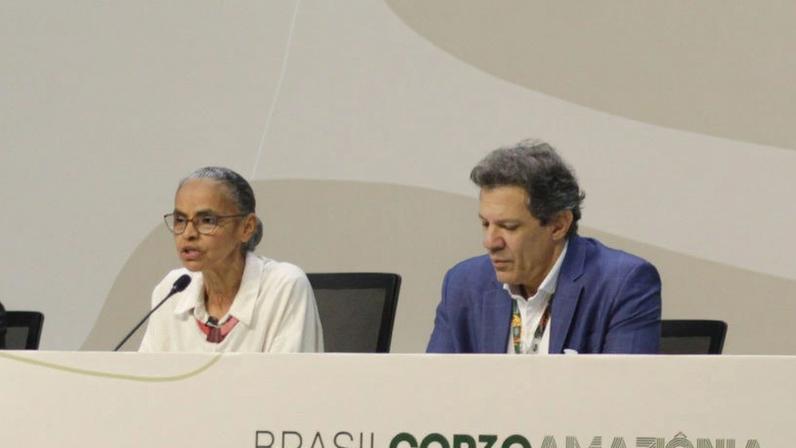 Marina Silva já fez um trocadilho com parte do agronegócio ao usar a expressão “ogronegócio”; atitude causou reação do setor; na imagem, ela aparece ao lado do ministro Fernando Haddad durante a COP30