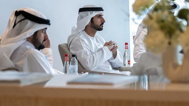 Hamdan bin Mohammed (no centro) disse que as medidas são para fortalecer a agilidade da economia