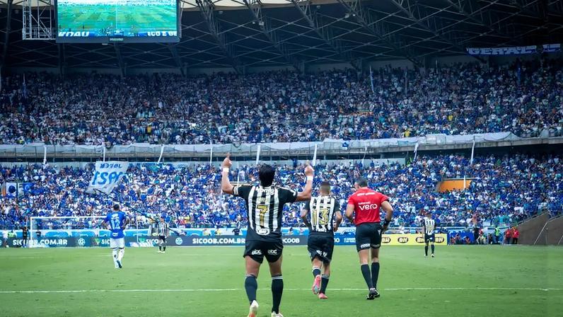 Hulk comemora gol contra o Cruzeiro no Mineirão (Foto: Pedro Souza / Atlético)