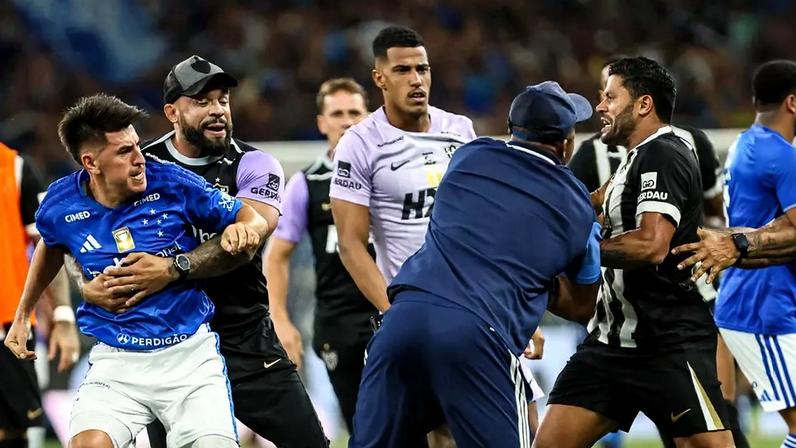 Hulk em briga no clássico Cruzeiro x Atlético