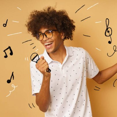 Cantar em inglês pode melhorar a pronúncia, aponta estudo