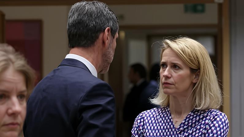 La jefa de la diplomacia europea, Kaja Kallas, discute con el ministro de Exteriores eslovaco, Juraj Blanar, en la cita de ministros de Exteriores en Bruselas